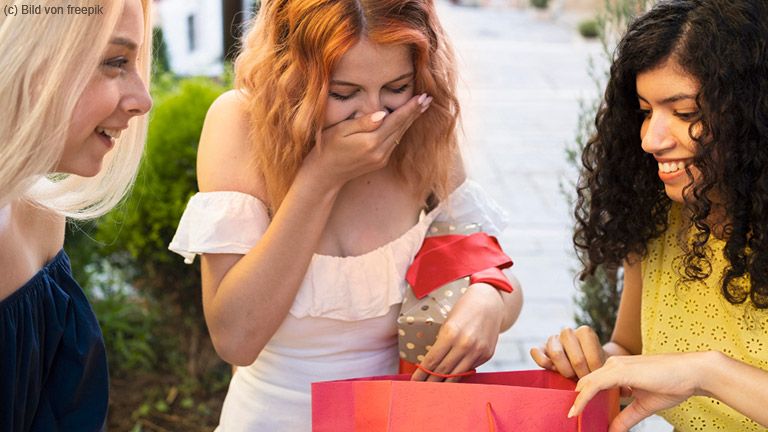 Ein persönliches Geschenk sagt mehr als tausend Worte. Die Beliebtheit individuell gestalteter Aufmerksamkeiten hat in den vergangenen Jahren spürbar zugenommen.