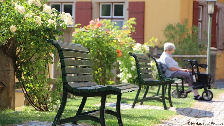 Mobilität im Alter ist damit kein Wunderwerk, sondern hängt von der sozialen und materiellen Unterstützung ab, die Senioren im Alter erfahren.