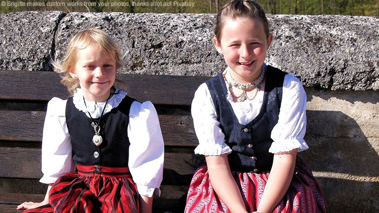 Dirndl können zu jedem erdenklichen Anlass getragen werden: Auch für Vintage-Liebhaber oder die Trachtenhochzeit gibt es spezielle Modelle.