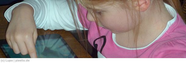 Eltern stellen ihre Kleinkinder oftmals mit Smartphone oder Tablet ruhig