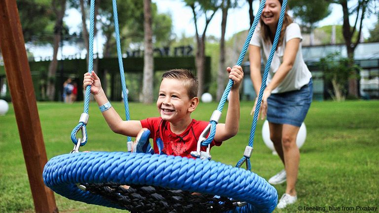 Wenn ihr mit euren Kindern auf den Spielplatz geht, braucht ihr Schuhe, in denen die Füße nicht schmerzen.