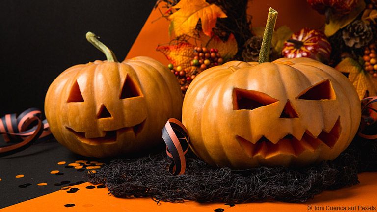 Mit unseren Halloween-Tipps feierst du das Fest des Grusels mit deinen Kindern ohne Panikattacken und Langeweile.
