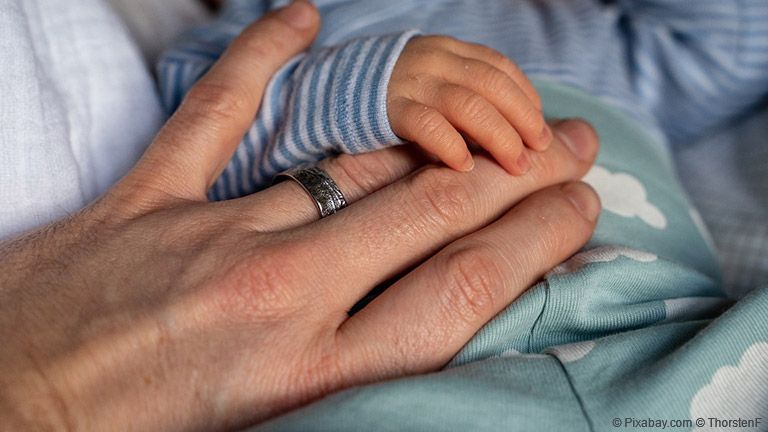 Doulas helfen auch, die Bindung zwischen dem neugeborenen Nachwuchs und den Eltern zu stärken.
