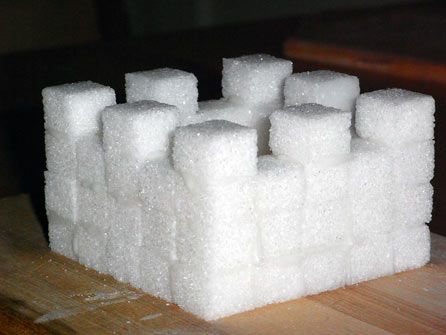 Da haben wir unsere Zinnen! Eigentlich sind wir jetzt schon fertig mit der Zuckerwürfelburg.