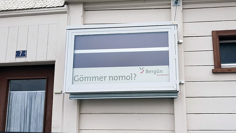 Gömmer nomol - Der kleine Schriftzug am Bahnhofshäuschen Bergün bringt es auf den Punkt