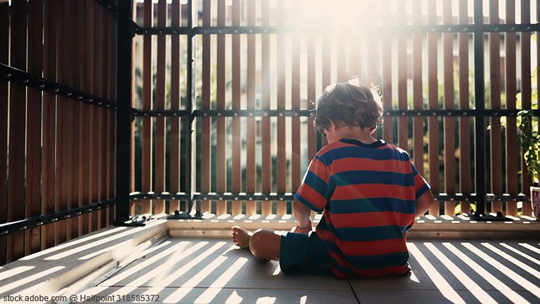 Sorgt dafür, dass die Balkon- oder Terrassentür gesichert ist, sodass euer Kind nicht alleine hinausgelangen kann