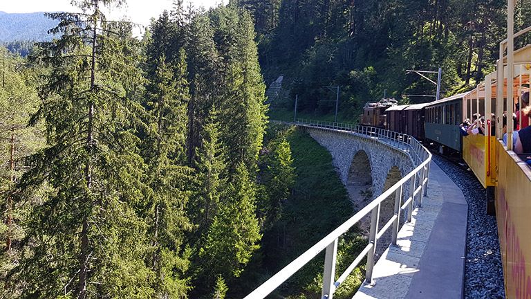 Eisenbahnromantik auf der Albulalinie zwischen den Bahnhöfen Filisur und Davos Platz