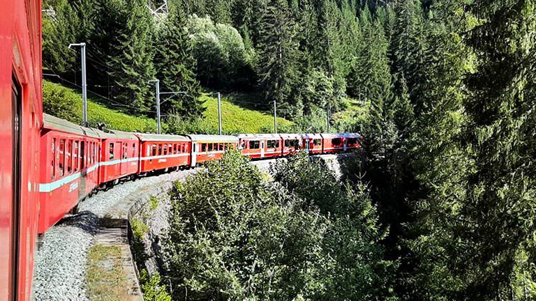 Zwischen Bergün und Preda: Kehrtunnel und Viadukte über dem Albulatal