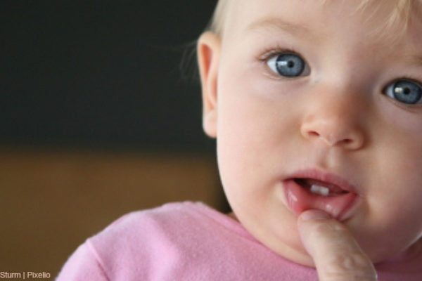 Was hilft dem Baby bei Zahnungsschmerzen?