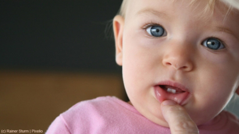Ab etwa dem siebten Monat beginnt ein Baby zu zahnen. Gerötetes Zahnfleisch und Schlaflosigkeit können Symptome von Zahnungsschmerzen sein.