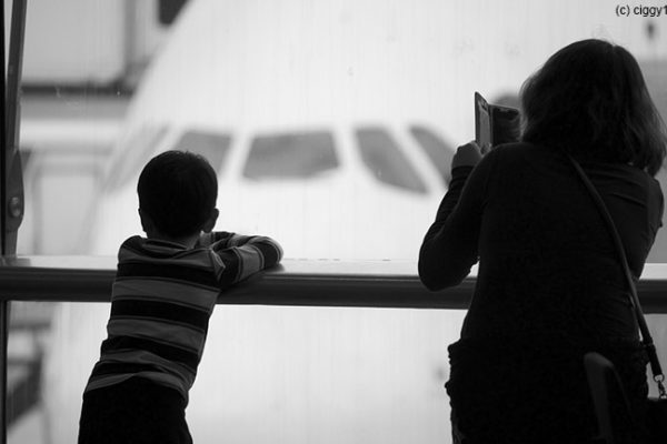 Was bei Flugverspätung im Familienurlaub zu tun ist