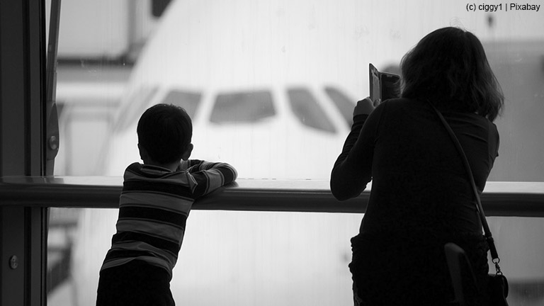 Was bei Flugverspätung im Familienurlaub zu tun ist