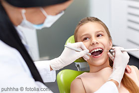 Auch Milchzähne müssen vom Zahnarzt gecheckt werden – wer diesen temporären Zähnen jedoch eine Zahnreinigung verpasst, gibt unnötigerweise Geld aus.