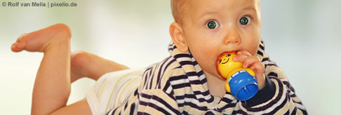 Ihr Baby ist mittlerweile neun Monate alt und mehr denn je daran interessiert, jeden Ihrer Schritte zu verfolgen. Egal ob Sie bügeln oder eine Dose öffnen, Baby beobachtet Sie ganz genau.