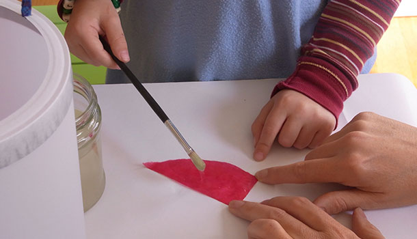 Laternenkörper mit Transparentpapier verkleistern