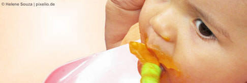 Gläschenkost oder Beikost selber kochen – was ist für das Baby besser?