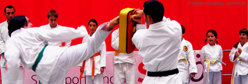 Kinder lernen beim Karate ihren Körper zu kontrollieren und Körperspannung aufzubauen.