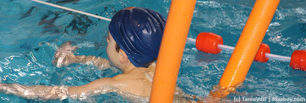 Wie Kinder schwimmen lernen