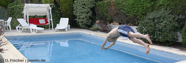 Der Swimmingpool im Garten bietet Spaß für die ganze Familie