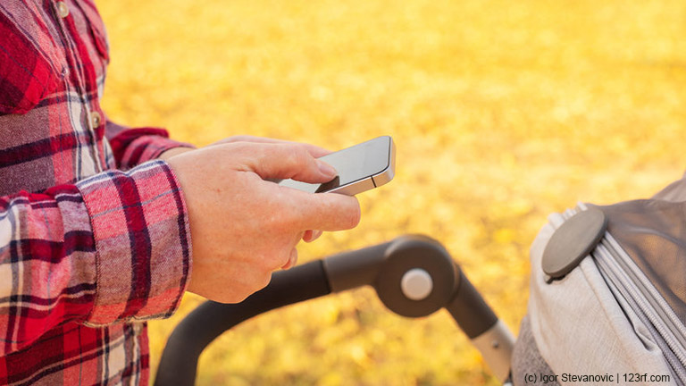 Smartphone aus – Blickkontakt mit dem Baby aufnehmen