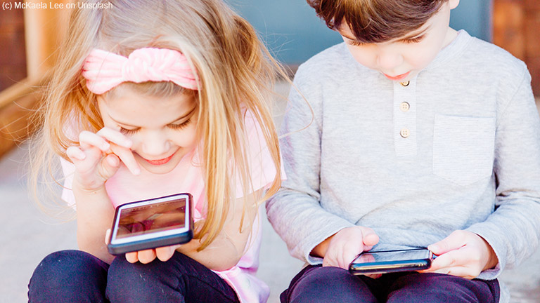 Kinder kommen immer früher mit Smartphone und Tablet in Kontakt