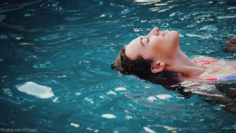 Einem Besuch im Schwimmbad steht in der Regel auch während der Schwangerschaft nichts im Weg. Wer unsicher ist, kann Rücksprache mit der Frauenärztin halten.