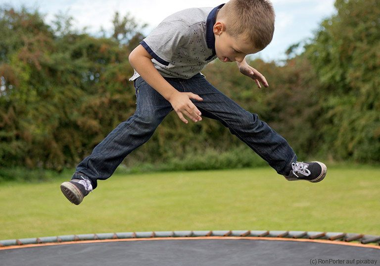 Toben ist gesund - Ein Trampolin stärkt die Gesundheit von Kindern.