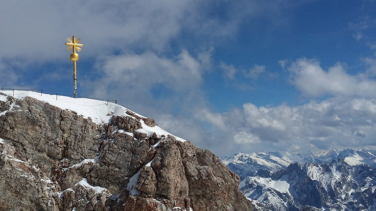 Gipfelkreuz auf der Zugspitze: Generell eignet sich die Region rund um die Zugspitze ideal zum Wandern mit Kindern.