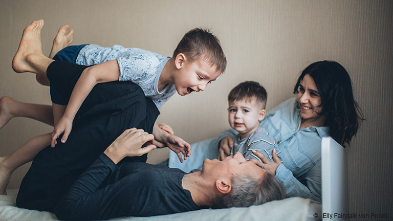 Wir haben Resilienz- und Mobbing-Experte Daniel Duddek rund um das Thema Corona und die Auswirkungen auf den Familienalltag befragt.