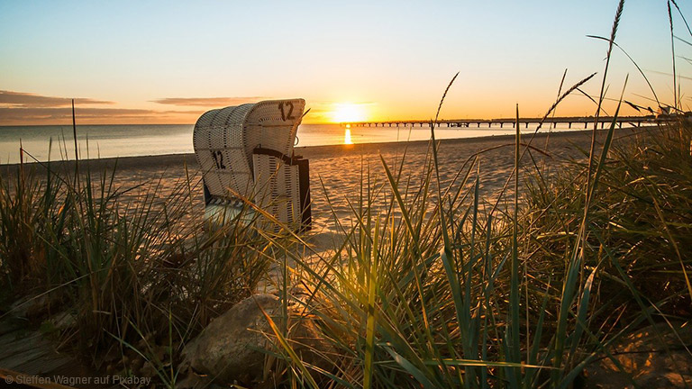 Unzählige Strandabschnitte machen die Ostseeküste zu einem populären Reiseziel für einen Paarurlaub.