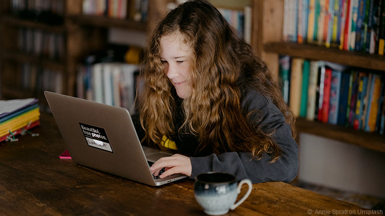 Jugendliche an das Thema Online-Shopping heranzuführen ist ohne Frage ein wichtiger Schritt.