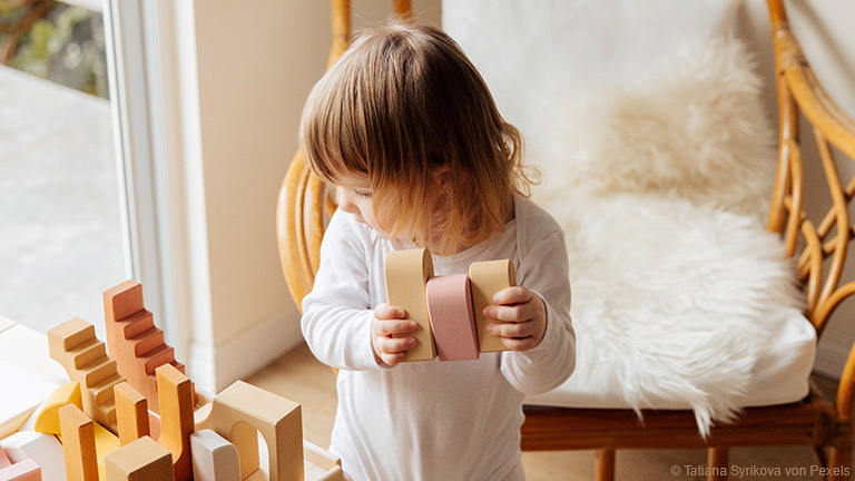 Das Kinderzimmer aufräumen kann schnell zum Stressfaktor oder Streitpunkt ausarten.