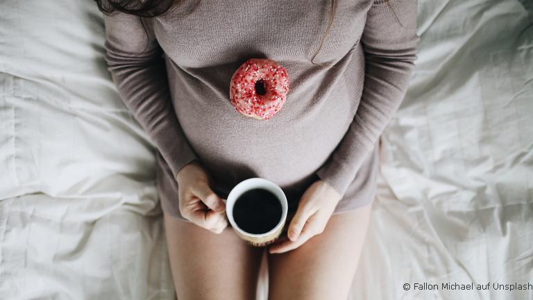 Viele Schwangere haben Angst, dass Kaffee dem heranwachsenden Baby schaden könnte.