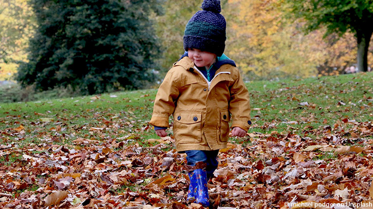 Bei Kindermode ist die oberste Devise, dass die Outfits einerseits gut aussehen sollen, andererseits sollen die Kinder so viel Bewegungsfreiheit haben, wie möglich.