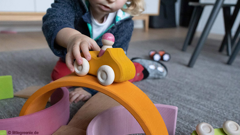 Wie pädagogisch wertvolles Montessori-Spielzeug schon kleineren Kindern dabei helfen kann, eigenständig zu lernen.