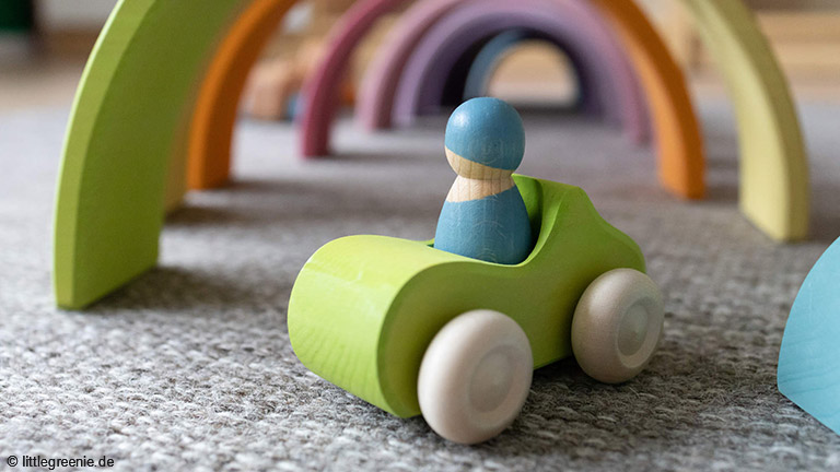 Montessori-Spielzeug: Auf hochwertige und naturbelassene Materialien wie Holz oder Filz achten.