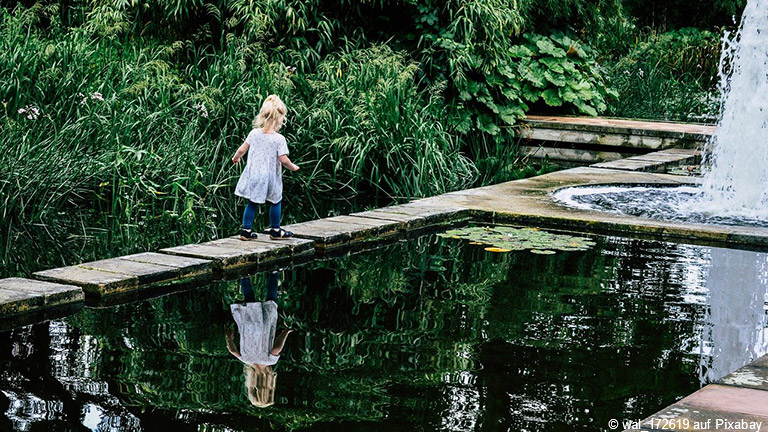 Im Folgenden werden hilfreiche Tipps vorgestellt, die für einen kindersicheren Garten sorgen.