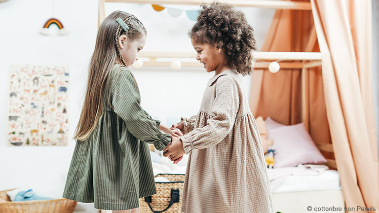 Kinder ab drei Jahren interessieren sich besonders für das Verhalten ihrer Spielgefährten.