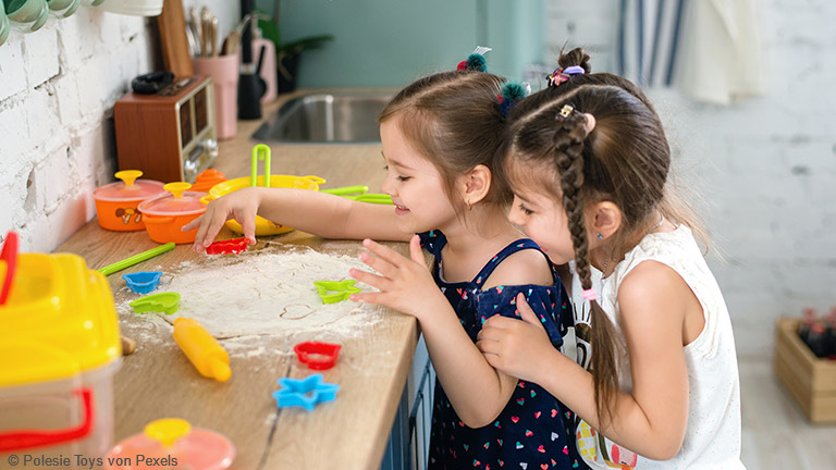 Kinder bewegen sich gerne und haben Spaß beim Spielen.