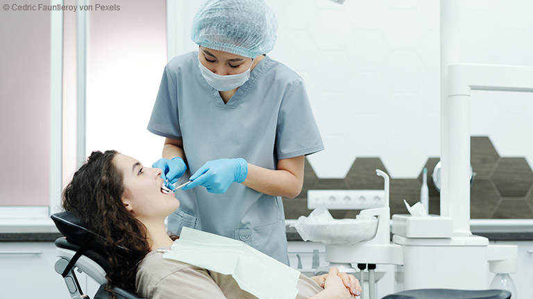 Eine private Zahnzusatzversicherung senkt den Eigenanteil bei kostspieligen Zahnbehandlungen