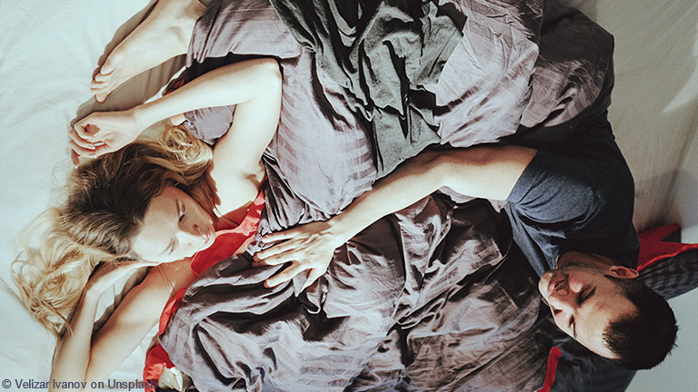 Paare mittleren Alters schlafen meist gemeinsam in einem Bett.