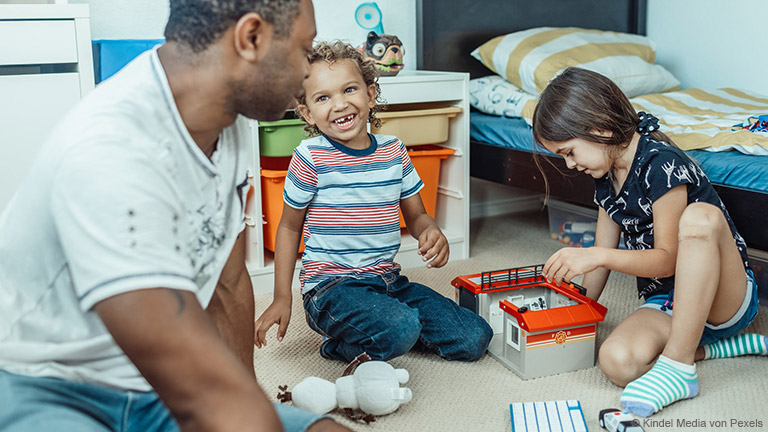 Ein Kinderzimmer sollte sich laufend der Entwicklung eures Kindes anpassen, quasi mitwachsen.