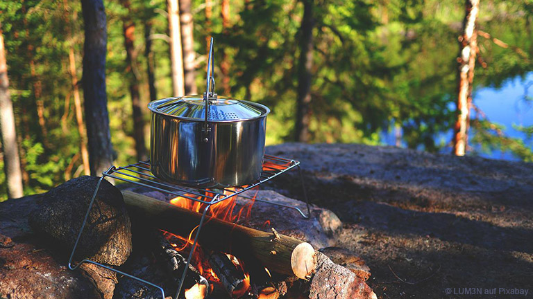 Neben der Grundausstattung Camping wie Zeltheringe und Campingkocher sollte alles ins Gepäck, was auch für normale Urlaubsreisen mitkommt.