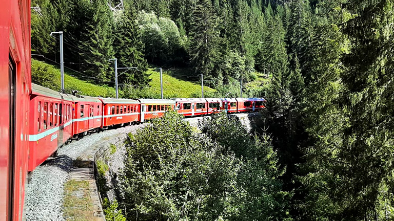 Zwischen Bergün und Preda: Kehrtunnel und Viadukte über dem Albulatal
