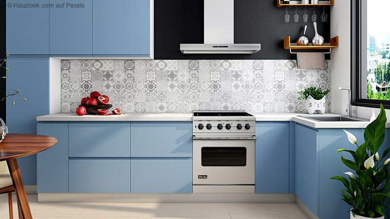 Mit einer Küchenrückwand lässt sich die Gestaltung der Familienküche schnell den eigenen Wünschen anpassen.