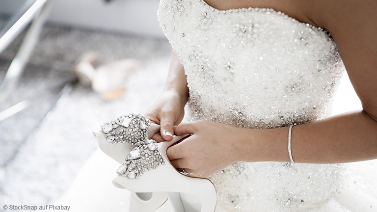 Der Schmuck sollte das Kleid und nicht umgekehrt komplettieren.