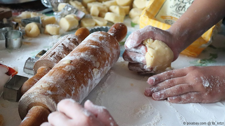 Als Familie Kekse, Kuchen oder andere Leckereien zuzubereiten, ist eine tolle Beschäftigung, wenn draußen schlechtes Wetter herrscht.