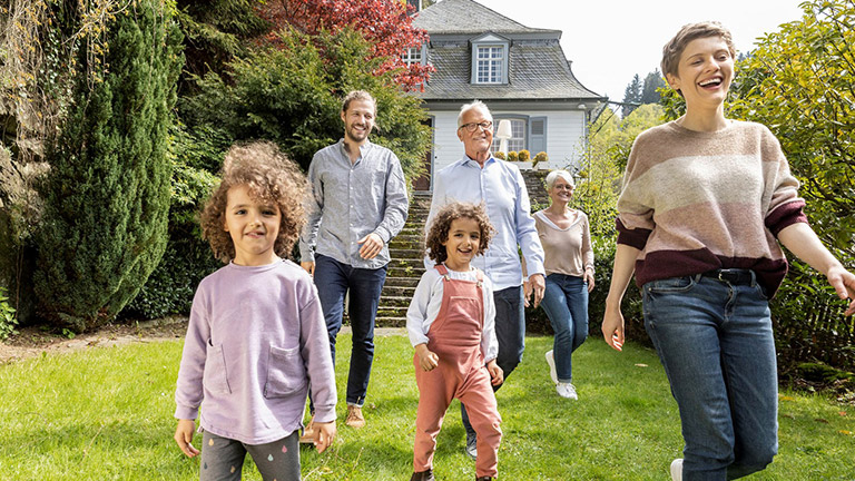 Im Mehrgenerationenhaus leben – das klingt für viele Familien verlockend.