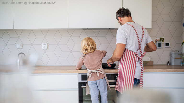 Die Küche birgt genau wie das Wohnzimmer viele potenzielle Gefahren für Kinder.