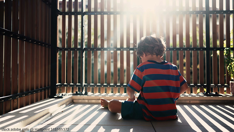Sorgt dafür, dass die Balkon- oder Terrassentür gesichert ist, sodass euer Kind nicht alleine hinausgelangen kann